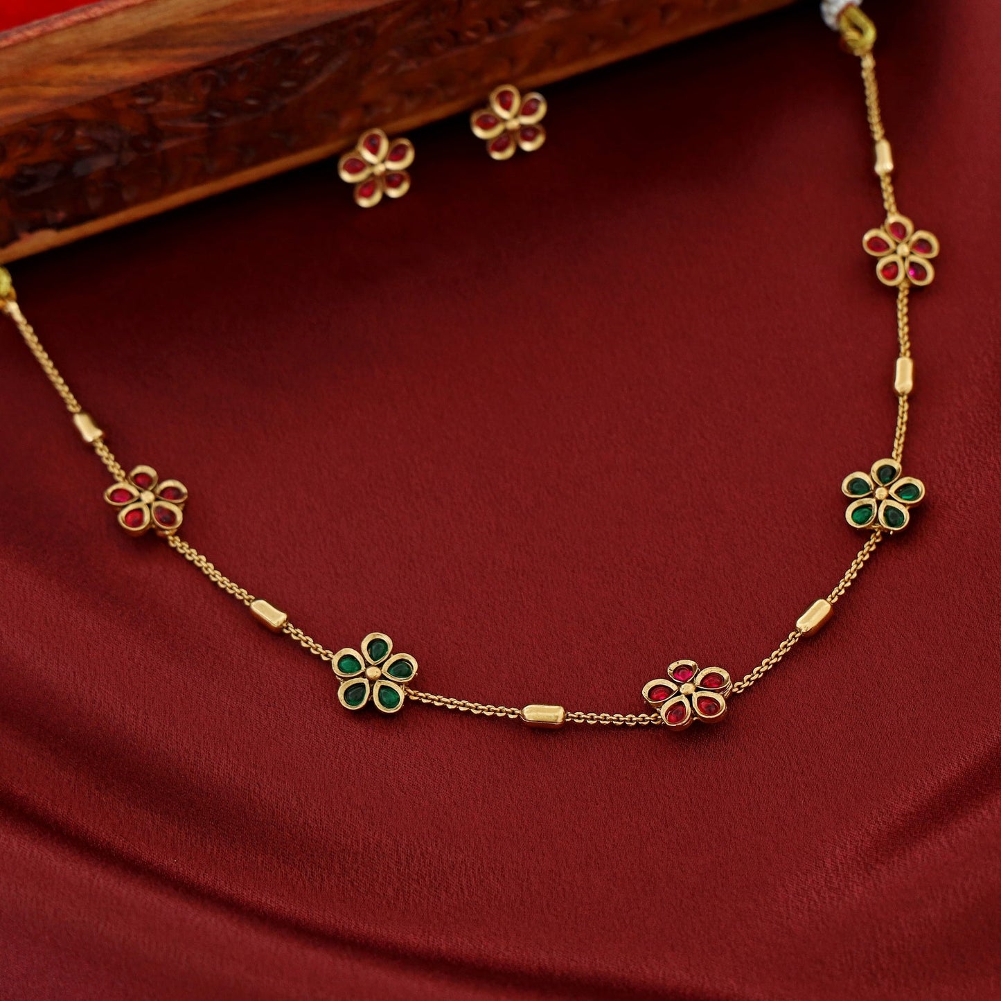 Short Neckpiece With Stud